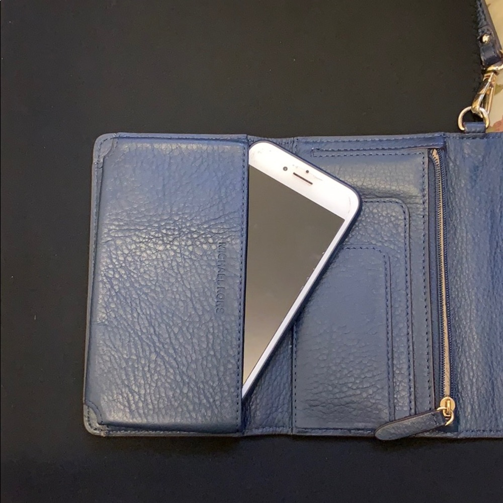 Michael Kors Wristlet: Fulton Large Multi-Function - Picture 8 of 8